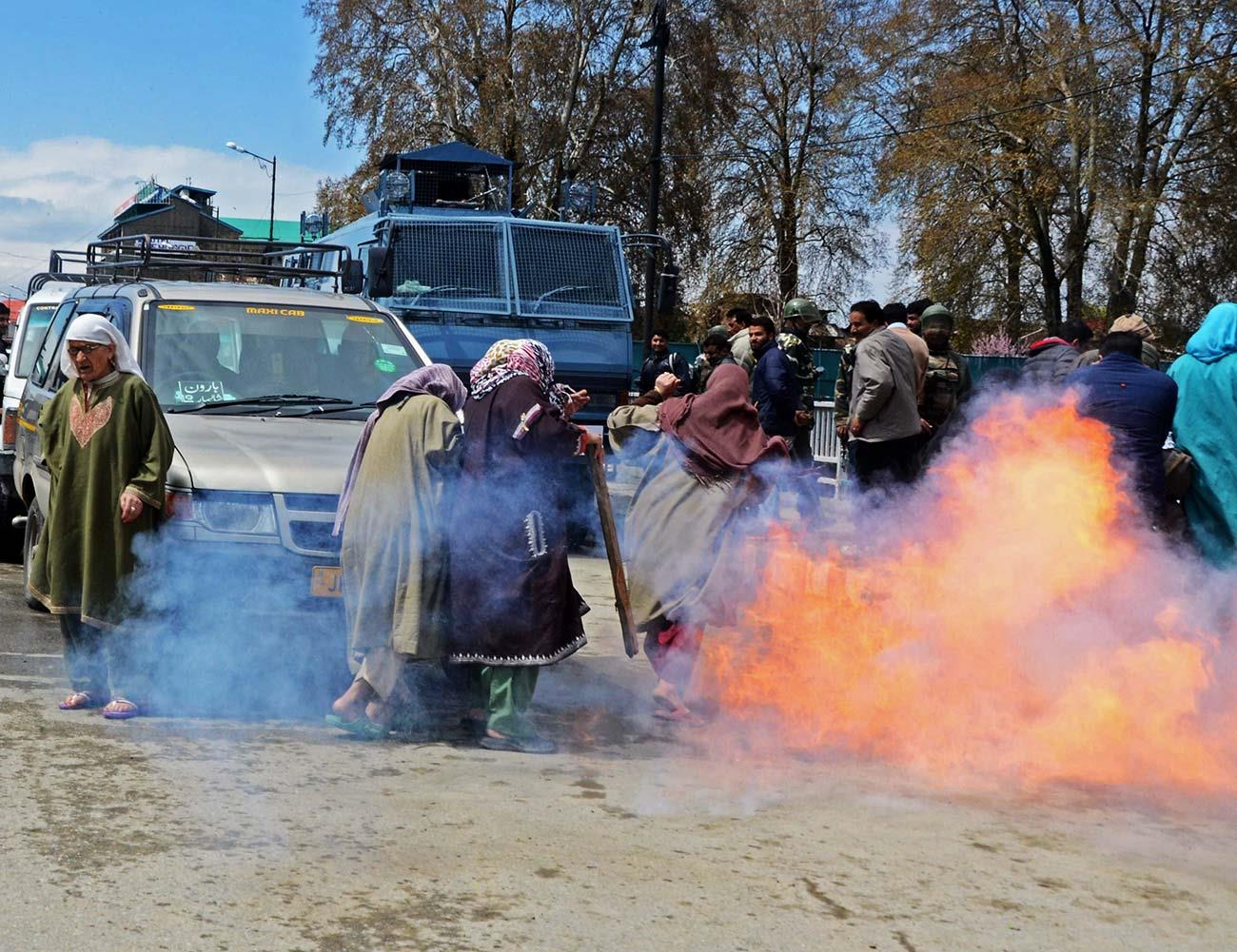Three injured after Police fire tear smoke shells to women protesters in Maisuma